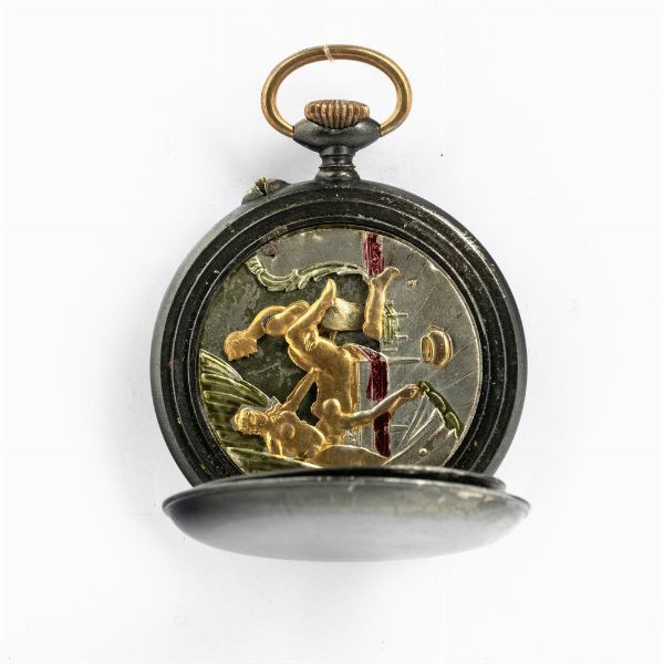 Orologio da tasca del 1900 circa, con automa erotico al retro, cassa in acciaio brunito, scappamento ad ancora, quadrante smalto bianco.<BR>Lautoma si mette in azione nella fase di carica del remontoir  - Asta Orologi da Tasca - Associazione Nazionale - Case d'Asta italiane