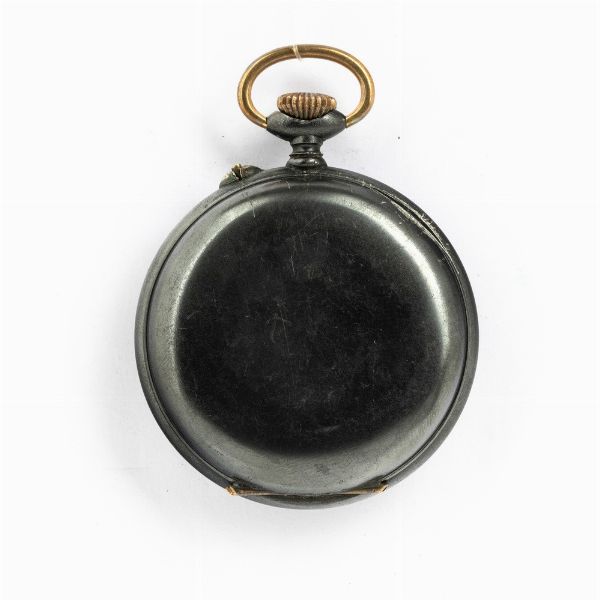 Orologio da tasca del 1900 circa, con automa erotico al retro, cassa in acciaio brunito, scappamento ad ancora, quadrante smalto bianco.<BR>Lautoma si mette in azione nella fase di carica del remontoir  - Asta Orologi da Tasca - Associazione Nazionale - Case d'Asta italiane