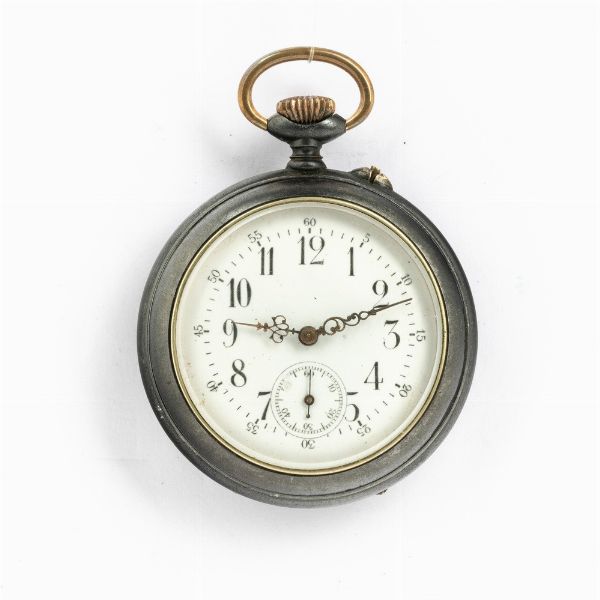 Orologio da tasca del 1900 circa, con automa erotico al retro, cassa in acciaio brunito, scappamento ad ancora, quadrante smalto bianco.<BR>Lautoma si mette in azione nella fase di carica del remontoir  - Asta Orologi da Tasca - Associazione Nazionale - Case d'Asta italiane