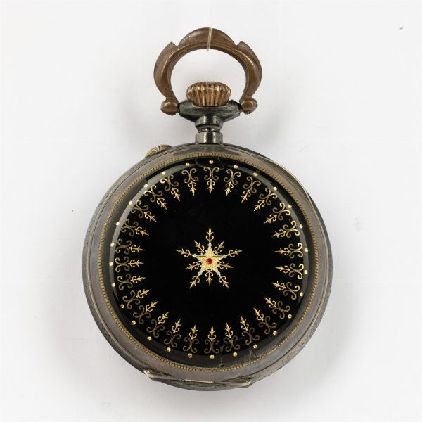 Orologio da tasca per il mercato cinese di produzione svizzera, cassa in metallo, movimento con scappamento ad ancora, decorato con incisioni, quadrante smalto bianco lievemente scheggiato, secondi centrali  - Asta Orologi da Tasca - Associazione Nazionale - Case d'Asta italiane