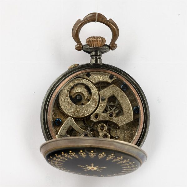 Orologio da tasca per il mercato cinese di produzione svizzera, cassa in metallo, movimento con scappamento ad ancora, decorato con incisioni, quadrante smalto bianco lievemente scheggiato, secondi centrali  - Asta Orologi da Tasca - Associazione Nazionale - Case d'Asta italiane