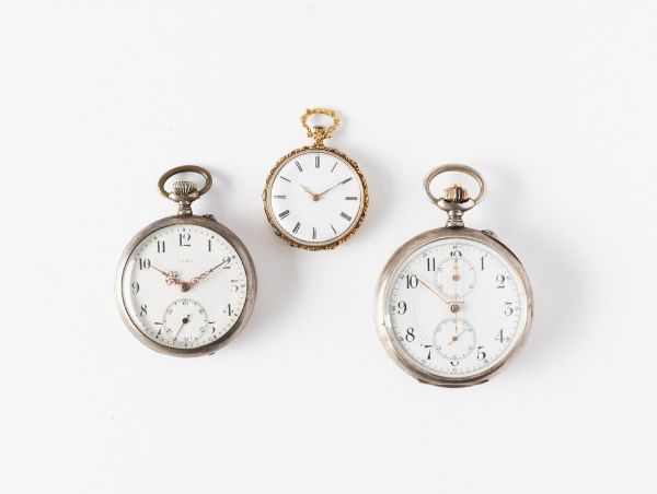 Lotto di tre orologi da tasca: Longines Chrono monopulsante del 1910, cassa in argento da revisionare; Vera della fine del '800, cassa in argento da revisionare; Archinard Bovy svizzero, orologio da collo con scappamento a cilindro cassa in oro, quadrante in smalto bianco  - Asta Orologi da Tasca - Associazione Nazionale - Case d'Asta italiane