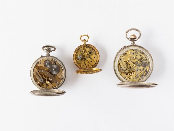 Lotto di tre orologi da tasca: Longines Chrono monopulsante del 1910, cassa in argento da revisionare; Vera della fine del '800, cassa in argento da revisionare; Archinard Bovy svizzero, orologio da collo con scappamento a cilindro cassa in oro, quadrante in smalto bianco  - Asta Orologi da Tasca - Associazione Nazionale - Case d'Asta italiane