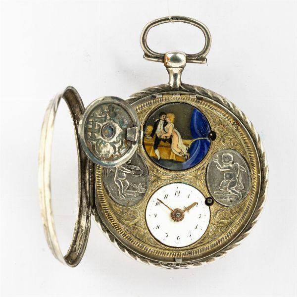 Orologio da tasca Girardier LAin , primo quarto del XIX secolo, con smalto erotico a scomparsa sul quadrante.<BR>Cassa in argento di grande diametro: 58 mm di diametro.<BR>Quadrante in metallo decorato da due amorini in argento sbalzato, attivando la levetta laterale si rivela uno smalto erotico.<BR>Quadrantino ore-minuti in smalto bianco.<BR>  - Asta Orologi da Tasca - Associazione Nazionale - Case d'Asta italiane