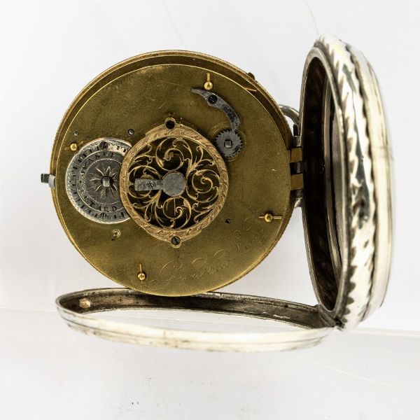 Orologio da tasca Girardier LAin , primo quarto del XIX secolo, con smalto erotico a scomparsa sul quadrante.<BR>Cassa in argento di grande diametro: 58 mm di diametro.<BR>Quadrante in metallo decorato da due amorini in argento sbalzato, attivando la levetta laterale si rivela uno smalto erotico.<BR>Quadrantino ore-minuti in smalto bianco.<BR>  - Asta Orologi da Tasca - Associazione Nazionale - Case d'Asta italiane