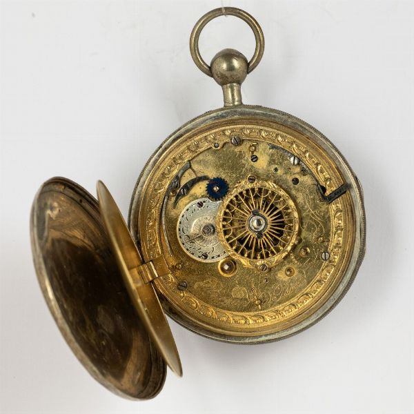 Movimento di orologio da tasca scheletrato con automi, 1830 circa, ospitato in una cassa posteriore in metallo.<BR>Movimento non funzionante.  - Asta Orologi da Tasca - Associazione Nazionale - Case d'Asta italiane