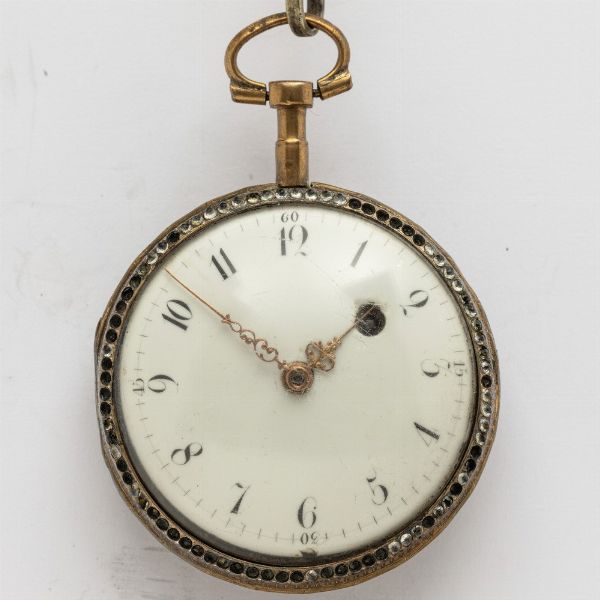 Orologio da tasca del 1790-1800 circa, movimento a verga, cassa in ottone con smalto al retro, albertina associata in metallo e smalti  - Asta Orologi da Tasca - Associazione Nazionale - Case d'Asta italiane