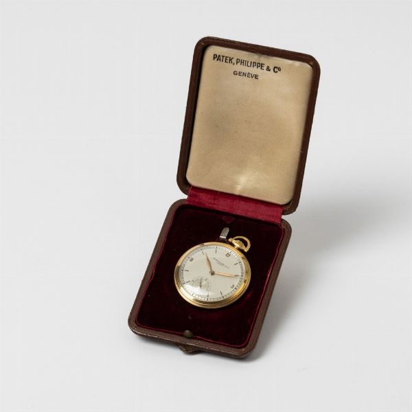 Orologio da tasca Patek Philippe, dress watch in oro 18 kt, produzione anno 1937 circa, movimento numero 826.561.<BR>Movimento con scappamento ad ancora, con setting a vite micrometrica, ruota di carica a denti di lupo.<BR>Quadrante in metallo argentato e numeri applicati.<BR>scatola originale  - Asta Orologi da Tasca - Associazione Nazionale - Case d'Asta italiane