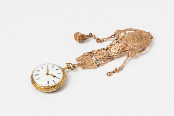 Orologio da tasca con chateleine coeva in metallo dorato, firmato Moilliet a Geneve del 1790 circa, cassa in ottone dorato, produzione Svizzera per il mercato inglese, scappamento a verga, smalto sul retro  - Asta Orologi da Tasca - Associazione Nazionale - Case d'Asta italiane