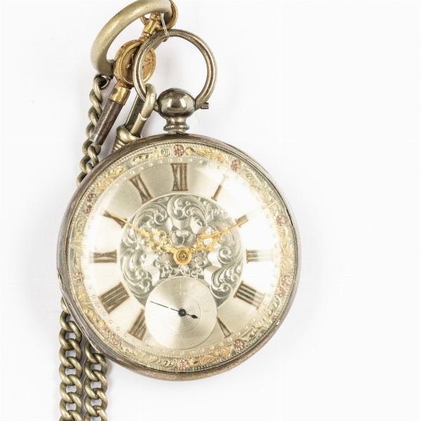 Orologio da tasca di produzione Svizzera, cassa in argento, quadrante in argento con numeri romani in oro, movimento con scappamento ad ancora, 1870 circa, con catena in argento  - Asta Orologi da Tasca - Associazione Nazionale - Case d'Asta italiane