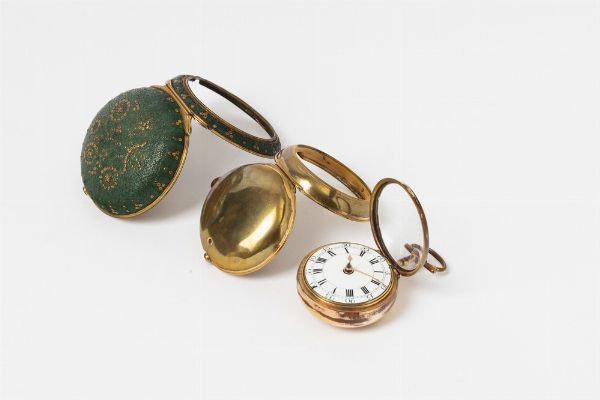 Orologio da tasca inglese firmato Francis Pinney London del 1760 circa, doppia cassa in metallo dorato al mercurio, cassa esterna associata in  zigrino verde con inserti in oro basso, quadrante in smalto, scappamento a verga  - Asta Orologi da Tasca - Associazione Nazionale - Case d'Asta italiane