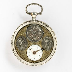 Orologio da tasca Girardier LAin , primo quarto del XIX secolo, con smalto erotico a scomparsa sul quadrante.<BR>Cassa in argento di grande diametro: 58 mm di diametro.<BR>Quadrante in metallo decorato da due amorini in argento sbalzato, attivando la levetta laterale si rivela uno smalto erotico.<BR>Quadrantino ore-minuti in smalto bianco.<BR>  - Asta Orologi da Tasca - Associazione Nazionale - Case d'Asta italiane