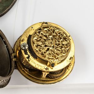 Gaudron a Paris, Oignon con svegliarino, 1690-1700 circa, cassa in argento traforata e incisa, movimento con scappamento a verga, quadrante in smalto (rotture) con numeri romani blu.  - Asta Orologi da Tasca - Associazione Nazionale - Case d'Asta italiane