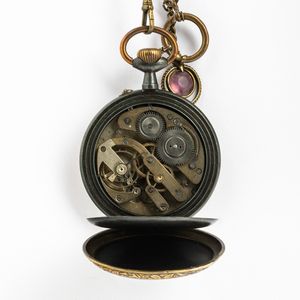 Coppia di orologi da tasca Regolateur di grandi dimensioni, casse in acciaio con decorazioni in ottone, quadrante in smalto con catouche, con rappresentazioni ferroviarie, scappamento ad ancora  - Asta Orologi da Tasca - Associazione Nazionale - Case d'Asta italiane