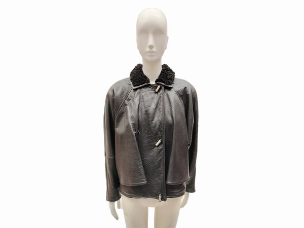 Gianni Versace, Blouson in pelle nera martellata  - Asta Vintagemania - Associazione Nazionale - Case d'Asta italiane