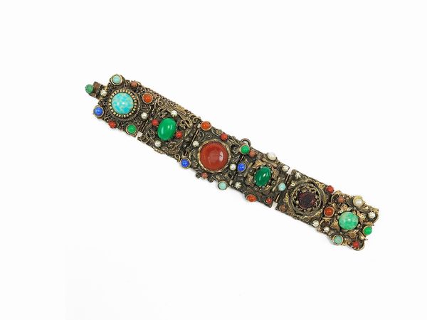 Bracciale in metallo lavorato, pietre dure e perle simulate  - Asta Vintagemania - Associazione Nazionale - Case d'Asta italiane