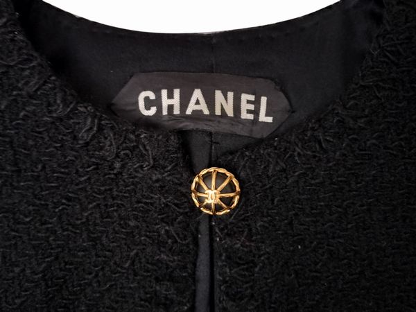 Chanel, Tailleur in tessuto di lana nera boucl  - Asta Vintagemania - Associazione Nazionale - Case d'Asta italiane