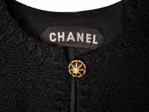 Chanel, Tailleur in tessuto di lana nera boucl  - Asta Vintagemania - Associazione Nazionale - Case d'Asta italiane