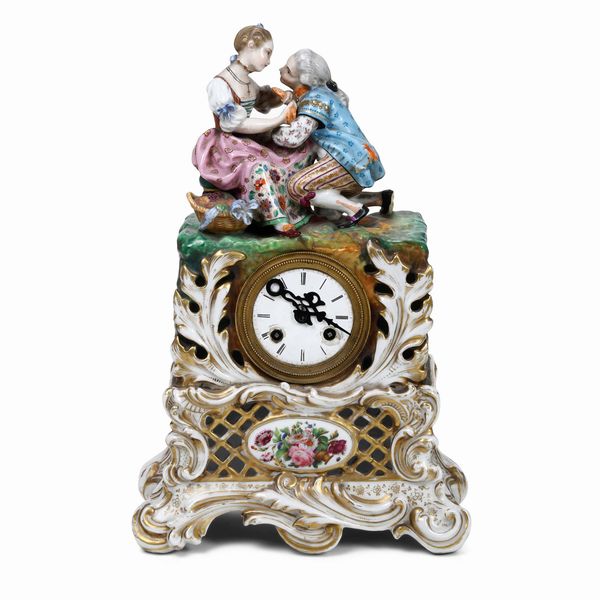 Orologio da tavolo con cassa in porcellana dipinta in policromia  - Asta Pendole e orologi - Associazione Nazionale - Case d'Asta italiane