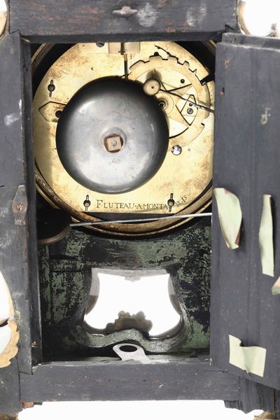 Pendola da tavolo in legno laccato e bronzi dorati, Francia, XVIII secolo  - Asta Pendole e orologi - Associazione Nazionale - Case d'Asta italiane