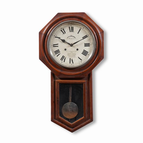 Pendola a muro americana impiegata negli uffici di posta firmata sul quadrante American Clock Company  - Asta Pendole e orologi - Associazione Nazionale - Case d'Asta italiane