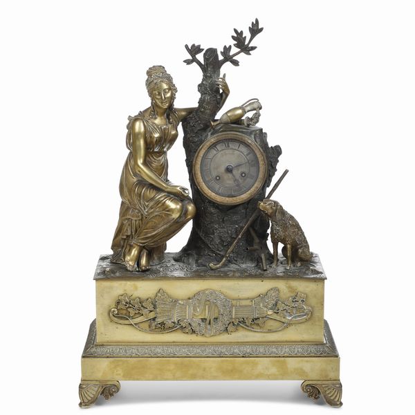 Pendola da tavolo con cassa in bronzo dorato sormontata da figura femminile con cane. Francia XX secolo  - Asta Pendole e orologi - Associazione Nazionale - Case d'Asta italiane