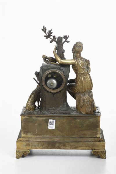 Pendola da tavolo con cassa in bronzo dorato sormontata da figura femminile con cane. Francia XX secolo  - Asta Pendole e orologi - Associazione Nazionale - Case d'Asta italiane