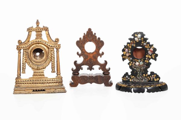 Tre casse di orologi in legno intagliato. XIX secolo  - Asta Pendole e orologi - Associazione Nazionale - Case d'Asta italiane