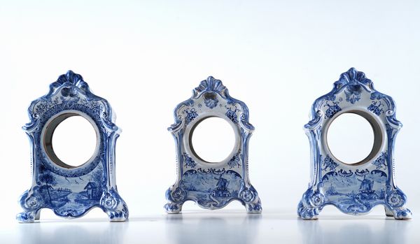 Lotto di n. 5 casse in maiolica dipinta tipo Delft  - Asta Pendole e orologi - Associazione Nazionale - Case d'Asta italiane