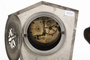Orologio dec in metallo e marmo. XX secolo  - Asta Pendole e orologi - Associazione Nazionale - Case d'Asta italiane