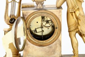 Pendola da tavolo in bronzo dorato e cesellato, Francia XIX secolo  - Asta Pendole e orologi - Associazione Nazionale - Case d'Asta italiane
