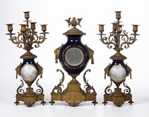 Trittico da camino composto da coppia di candelabri e un orologio in porcellana di Sevres e bronzo dorato. Francia XIX secolo  - Asta Pendole e orologi - Associazione Nazionale - Case d'Asta italiane