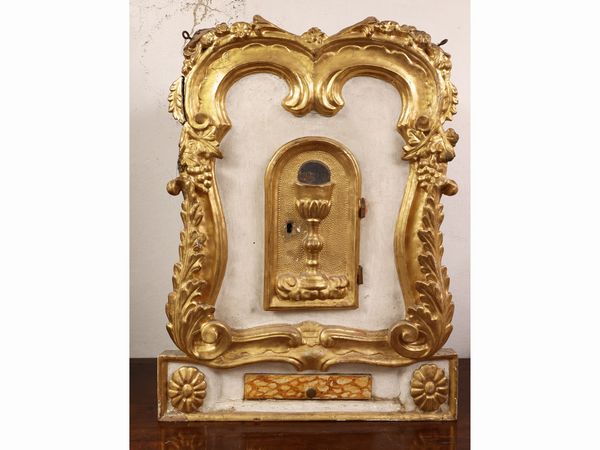 Tabernacolo eucaristico in legno laccato bianco e lumeggiato in oro  - Asta L'arte di arredare - Associazione Nazionale - Case d'Asta italiane