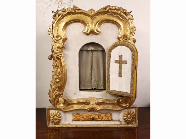 Tabernacolo eucaristico in legno laccato bianco e lumeggiato in oro  - Asta L'arte di arredare - Associazione Nazionale - Case d'Asta italiane