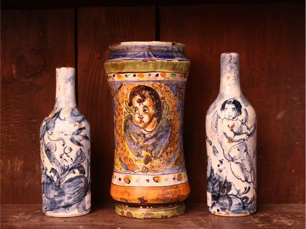 Coppia di flaconi in maiolica  - Asta L'arte di arredare - Associazione Nazionale - Case d'Asta italiane