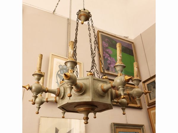 Lampadario in legno intagliato, laccato e lumeggiato in oro  - Asta L'arte di arredare - Associazione Nazionale - Case d'Asta italiane