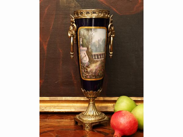 Vaso in porcellana e metallo dorato  - Asta L'arte di arredare - Associazione Nazionale - Case d'Asta italiane