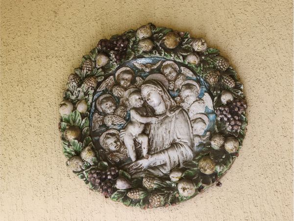 Placca circolare in terracotta smaltata  - Asta L'arte di arredare - Associazione Nazionale - Case d'Asta italiane