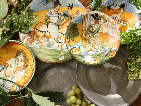 Quattro piatti in maiolica, Montelupo  - Asta L'arte di arredare - Associazione Nazionale - Case d'Asta italiane