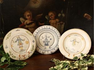 Cinque piatti in maiolica  - Asta L'arte di arredare - Associazione Nazionale - Case d'Asta italiane