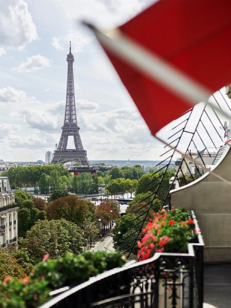 Hotel Plaza Athénee - Parigi  - Asta PANDOLFINI PER AMICI DI URI - ASTA BENEFICA PER SOSTENERE LA RICERCA SCIENTIFICA UROLOGICA - Associazione Nazionale - Case d'Asta italiane