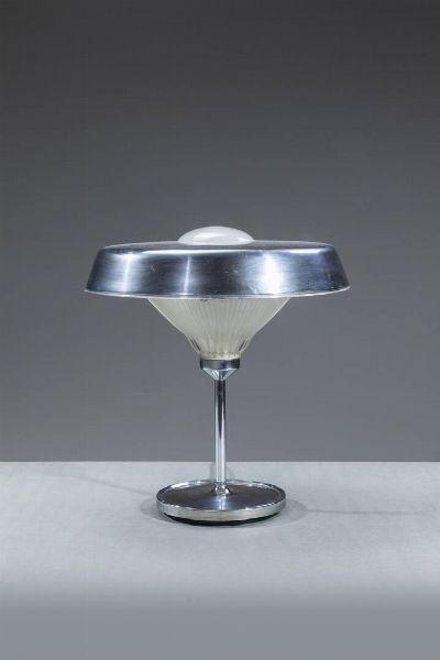 BBPR (BANFI  BELGIOIOSO  PERESSUTTI  ROGERS) : Lampada da tavolo in metallo cromato e vetro. Prod. Artemide anni '60 h cm 42x43  - Asta Asta di Design - Associazione Nazionale - Case d'Asta italiane