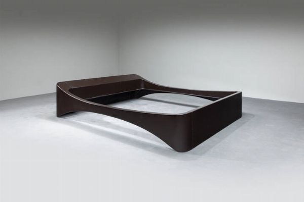 ASTARTE MILANO : Letto Space Age in fibra di vetro verniciato.  Composto da quattro moduli. Prod. Astarte Milano  anni '70 cm 54x227x184  Difetti  - Asta Asta di Design - Associazione Nazionale - Case d'Asta italiane