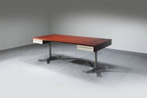 Trau : Grande scrivania in alluminio spazzolato e piano in legno.  Prod. Trau Arredamenti Metallici Torino  anni '60 cm 74x205x90  Difetti  - Asta Asta di Design - Associazione Nazionale - Case d'Asta italiane