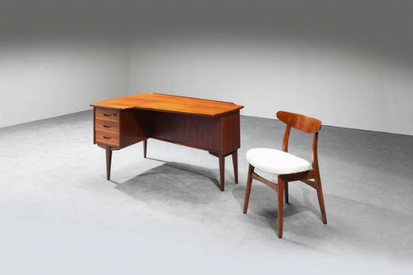 ARNE HOVMAND-OLSEN : Scrivania mod. Boomerang in legno; sedia in legno con imbottitura rivestita in tessuto. Marcata sotto la seduta Anni '60 scrivania cm 73x137x80 seduta cm 75x50x45  Piccoli difetti  - Asta Asta di Design - Associazione Nazionale - Case d'Asta italiane