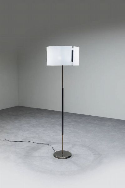 GIUSEPPE OSTUNI : Lampada da terra estendibile in metallo cromato e verniciato  paralume in materiale plastico.  Prod. OLuce  anni '50 h cm 170x45  - Asta Asta di Design - Associazione Nazionale - Case d'Asta italiane