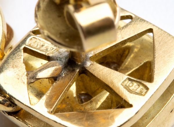 Paio di orecchini pendenti in oro con corallo cerasuolo e diamanti  - Asta Gioielli, orologi, argenti e penne - Associazione Nazionale - Case d'Asta italiane