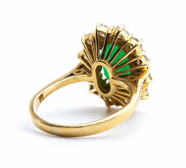 Anello in oro con smeraldo e diamanti  - Asta Gioielli, orologi, argenti e penne - Associazione Nazionale - Case d'Asta italiane