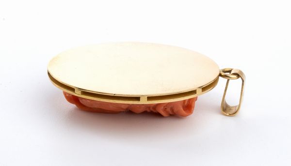 Pendente in oro con corallo a forma di maschera di satiro  - Asta Gioielli, orologi, argenti e penne - Associazione Nazionale - Case d'Asta italiane