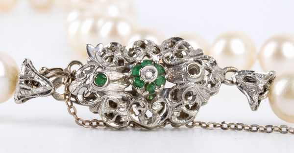 Collana di perle con fermezza in oro e smeraldi  - Asta Gioielli, orologi, argenti e penne - Associazione Nazionale - Case d'Asta italiane